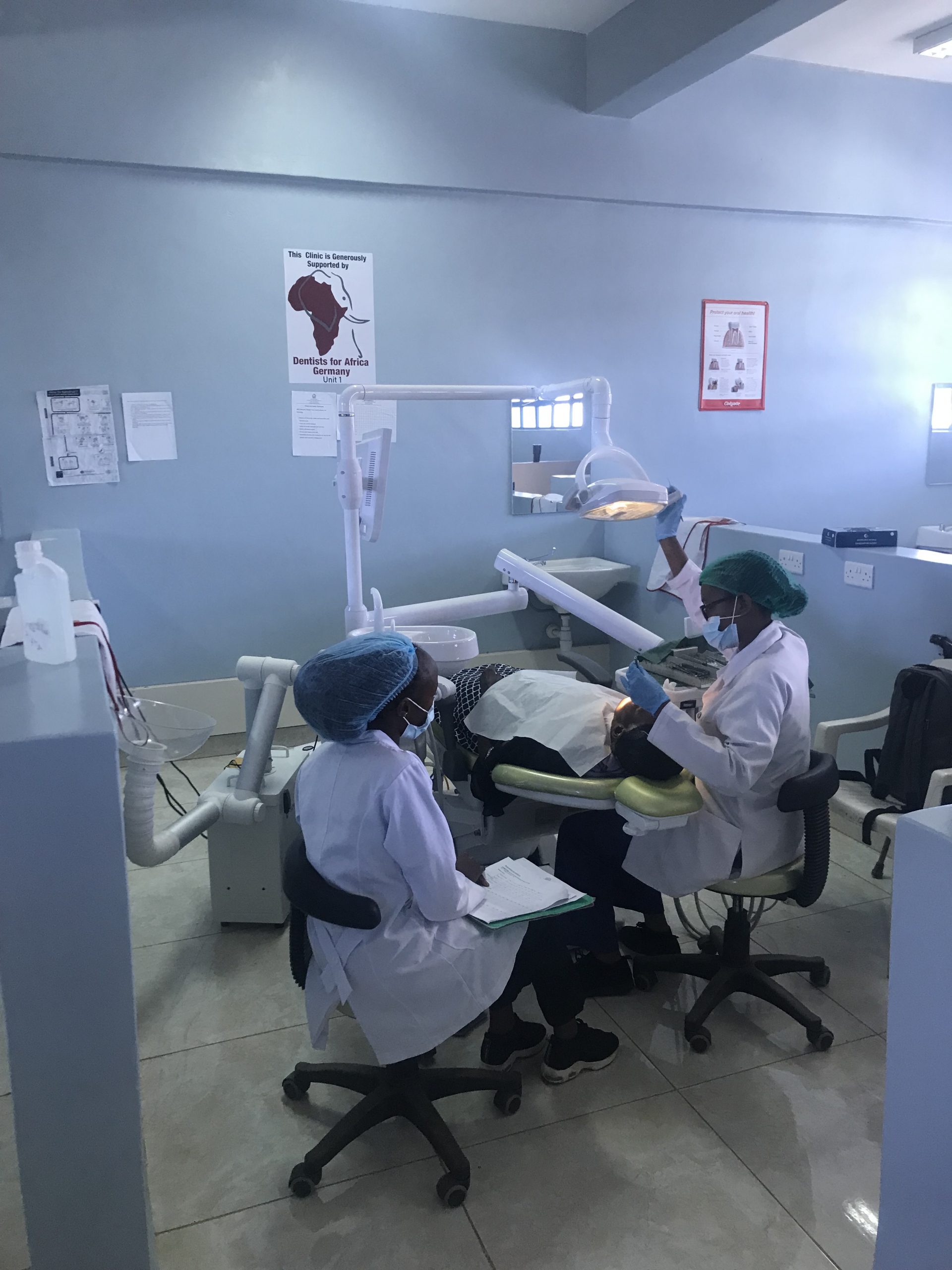 Studenten während ihrer Ausbildung am Patienten in der Parodontologie an der MUSOD