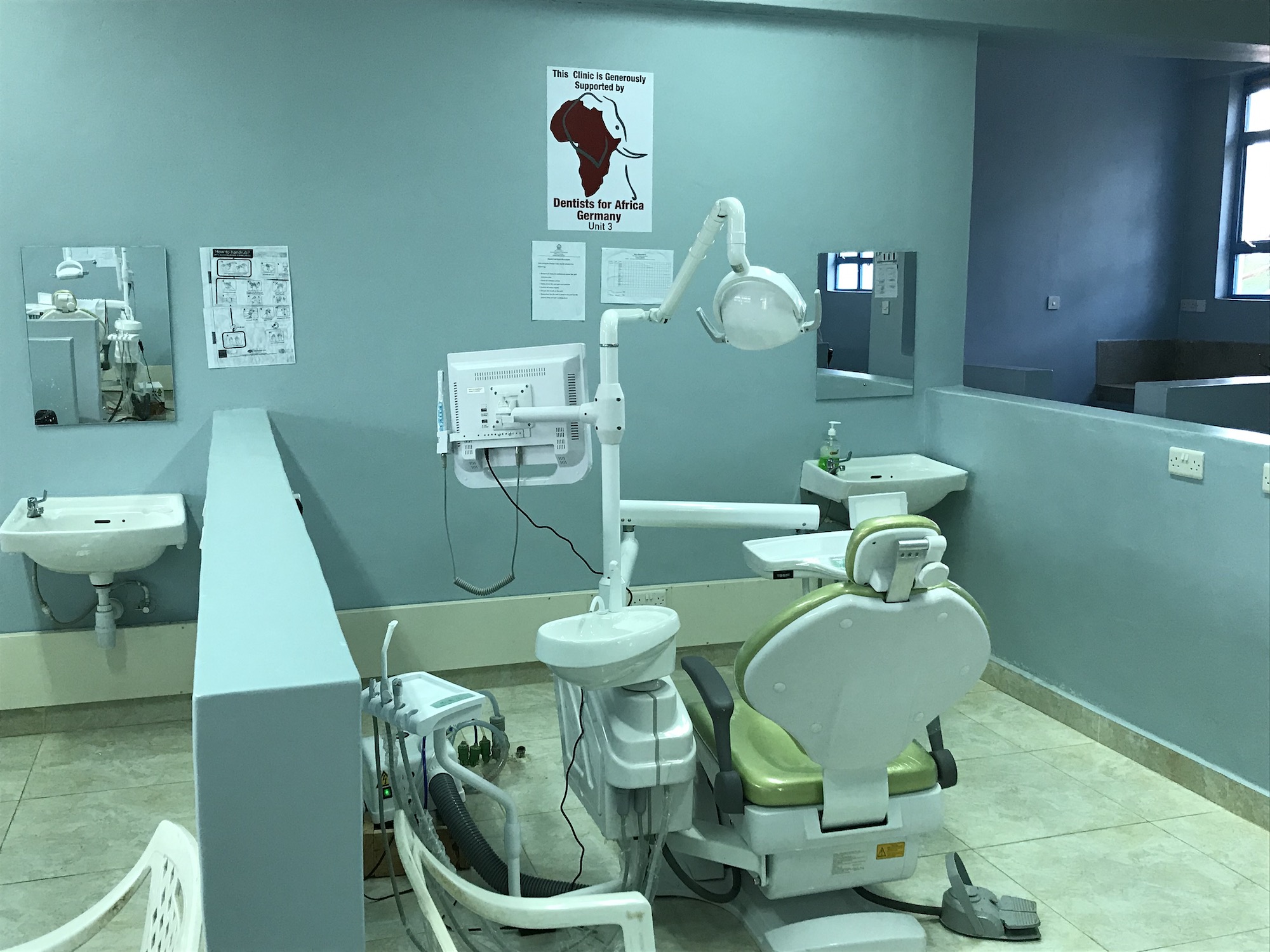 Neuer-Behandlungsstuhl-Universitaet-Eldoret